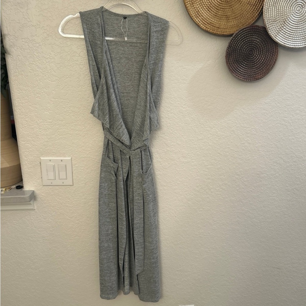 gray sleeveless draped open-front cardigan‎ with a tie waist and pockets size